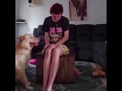 كلب يُهدئ صاحبته أثناء إصابتها بنوبة هلع حادة