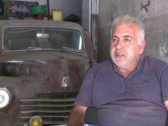 سيارة أردنية قديمة في مدينة نابلس تروي حكاية حقبة تاريخية طويلة