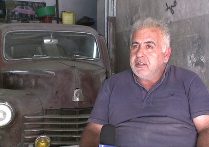 سيارة أردنية قديمة في مدينة نابلس تروي حكاية حقبة تاريخية طويلة