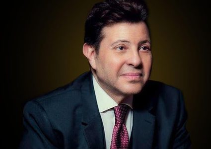 الفنان هاني شاكر يبكي على الهواء