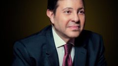 الفنان هاني شاكر يبكي على الهواء