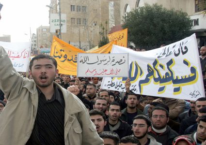 إحياء ذكرى المولد النبوي .. واستمرار حالة الغضب ضد ماكرون