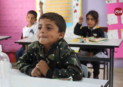 طلاب قرية الفخيت في مدرستهم المهددة بالهدم من قبل الاحتلال