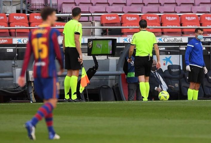 برشلونة يقدم شكوى ضد حكم مباراة الكلاسيكو وحكم تقنية الفيديو