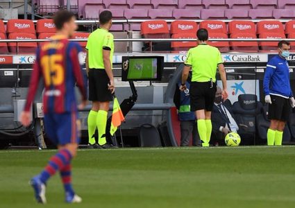 برشلونة يقدم شكوى ضد حكم مباراة الكلاسيكو وحكم تقنية الفيديو