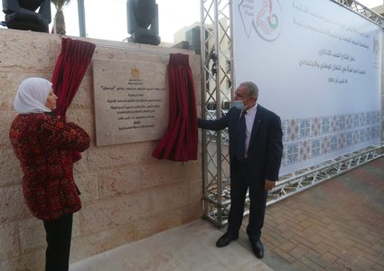 اشتية:الفلسطينيات مقاتلات يعملن لنصر يليق بتضحيات الشعب الفلسطيني