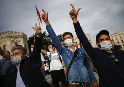 تواصل الإدانات والتظاهرات ودعوات مقاطعة المنتجات الفرنسية