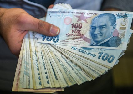 الليرة التركية تتراجع إلى أدنى مستوياتها أمام الدولار