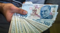 الليرة التركية تتراجع إلى أدنى مستوياتها أمام الدولار