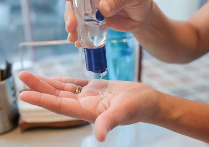 كيف أثرت إجراءات الوقاية من كورونا على بشرة اليدين ؟