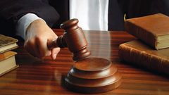 الحكم بالسجن لمدانين بتهمة بيع مواد مخدرة وتعاطيها