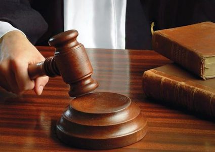 الحكم بالسجن لمدانين بتهمة بيع مواد مخدرة وتعاطيها