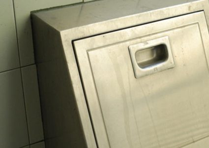 شاهد إنقاذ شاب علق في أنبوب رمي القمامة