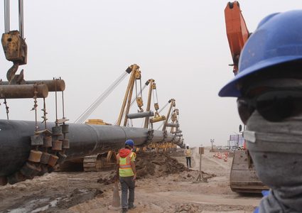 النفط يصعد وسط آفاق قاتمة