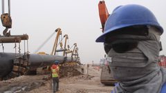 النفط يصعد وسط آفاق قاتمة