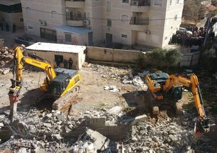 الاحتلال يهدم بناية قيد الإنشاء في مخيم شعفاط