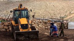 قوات الاحتلال تستولي على جرار زراعي شرق بلدة يطا