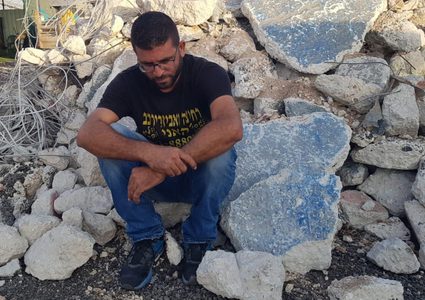 قلنسوة: الاحتلال يجبر شاب على هدم مصلحته بيده