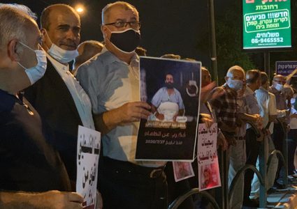 تظاهرة اسنادا للأسير الأخرس أمام مستشفى "كابلان"