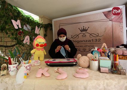 الفنانة الفلسطينية نوران فرج تصنع أقنعة واقية من الكروشيه في منزلها بغزة