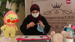 الفنانة الفلسطينية نوران فرج تصنع أقنعة واقية من الكروشيه في منزلها بغزة