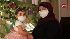 الفنانة الفلسطينية نوران فرج تصنع أقنعة واقية من الكروشيه في منزلها بغزة
