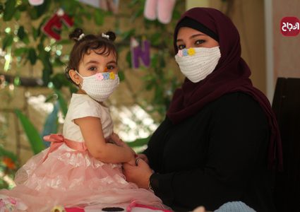 الفنانة الفلسطينية نوران فرج تصنع أقنعة واقية من الكروشيه في منزلها بغزة