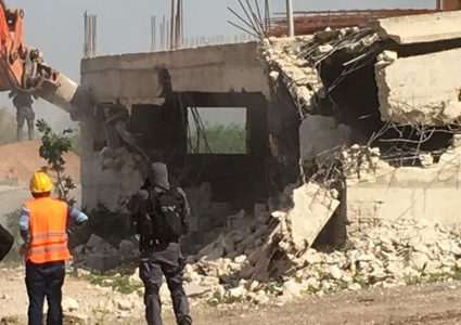 قوات الاحتلال تهدم منزلا في تجمع "واد أبو هندي" البدوي بالقدس