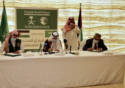 السعودية تسلم الدفاع المدني آليات بقيمة 2 مليون دولار