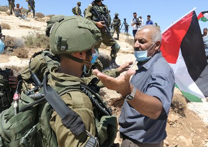 الاحتلال يسلم نشطاء مقدسيين استدعاءات للتحقيق