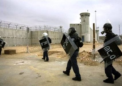 الأسرى يغلقون سجن جلبوع بالكامل بعد اقتحامه والتنكيل بهم