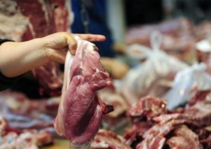 الضابطة الجمركية تضبط لحوم مجمدة منتهية الصلاحية في قلقيلية