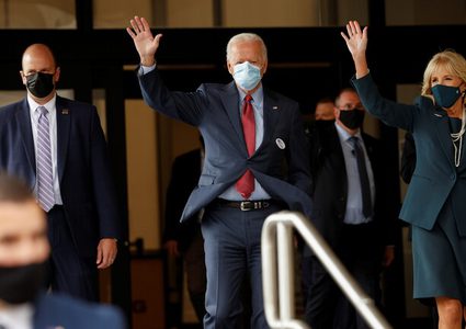 بايدن يدلي بصوته في ديلاوير والاستطلاعات تظهر تقدمه بنقطتين