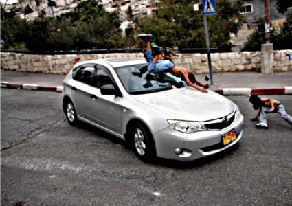 مستوطن يدعس مواطنا شرق يطا