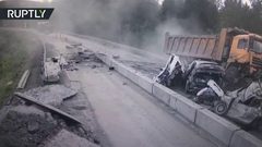 شاحنة تسحق عدة سيارات في حادث سير مميت!