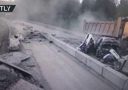 شاحنة تسحق عدة سيارات في حادث سير مميت!