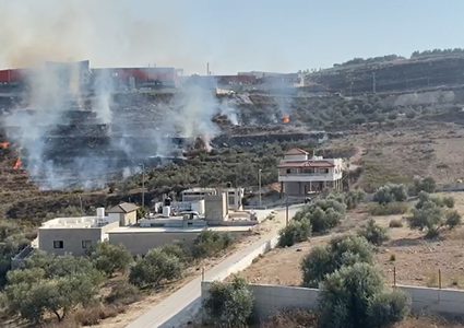 نابلس: اندلاع حريق قرب مصنع للألمنيوم في بيت ايبا