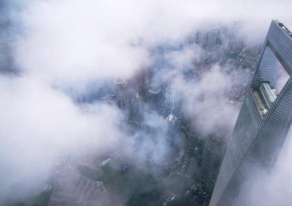 الصين: اعتقال رجل ألقى أموالا طائلة من الطابق الـ30