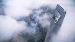 الصين: اعتقال رجل ألقى أموالا طائلة من الطابق الـ30