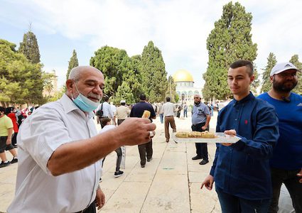 عشرات الآلاف يحتفون بالمولد النبوي الشريف في المسجد الأقصى