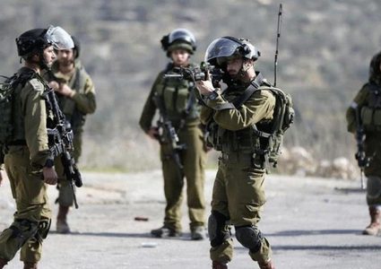 القدس: قوات الاحتلال تزيل يافطة تهنئة بالمولد النبوي الشريف