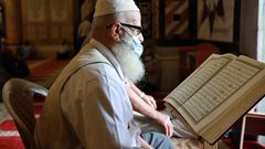 الفلسطينيون يحيون ذكرى المولد النبوي في المسجد الأقصى ، في البلدة القديمة بالقدس