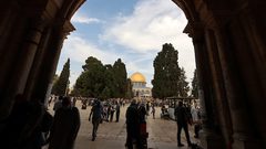 الفلسطينيون يحيون ذكرى المولد النبوي في المسجد الأقصى ، في البلدة القديمة بالقدس