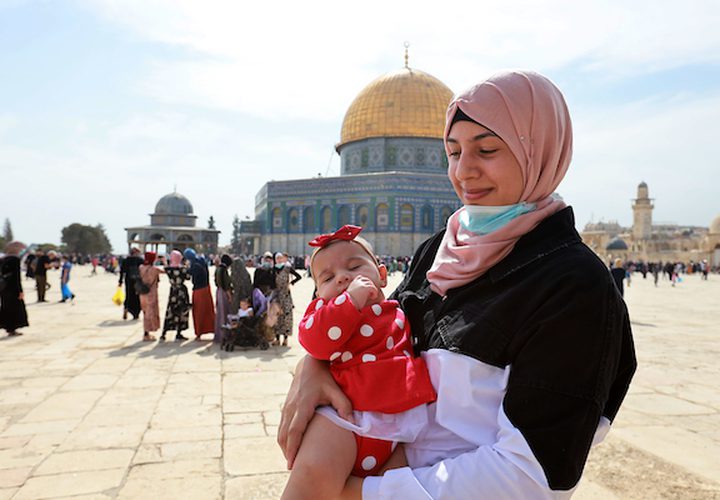 الفلسطينيون يحيون ذكرى المولد النبوي في المسجد الأقصى ، في البلدة القديمة بالقدس