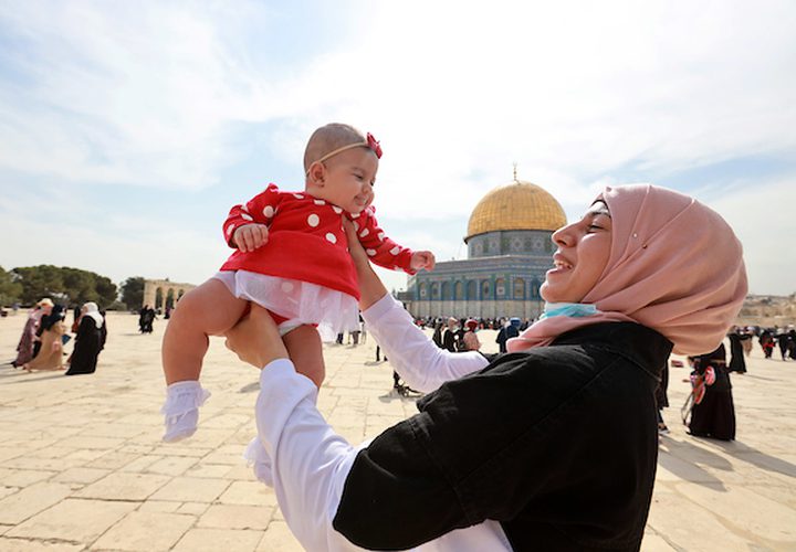 الفلسطينيون يحيون ذكرى المولد النبوي في المسجد الأقصى ، في البلدة القديمة بالقدس