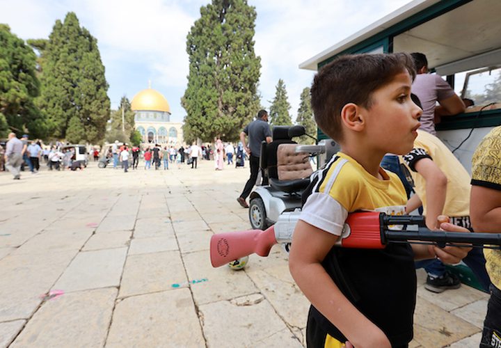 الفلسطينيون يحيون ذكرى المولد النبوي في المسجد الأقصى ، في البلدة القديمة بالقدس