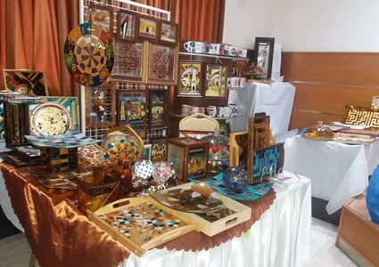 المهندسة لينا أبو سير... تبدع بفن الرسم على الزجاج