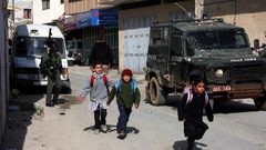 الاحتلال يقتحم البيرة ويخطر بإخلاء مقر مركزية الإسعاف