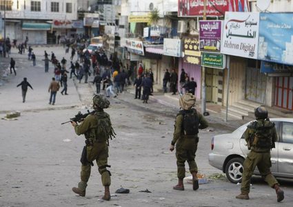 اندلاع مواجهات بين المواطنين وقوات الاحتلال وسط الخليل