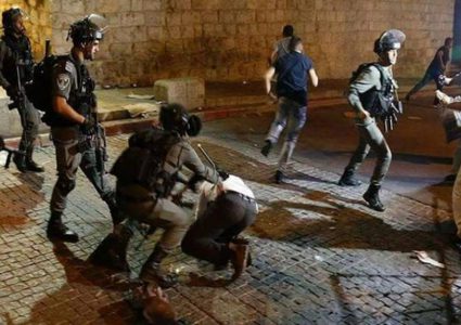 قوات الاحتلال تعتدي على المواطنين قرب باب العامود